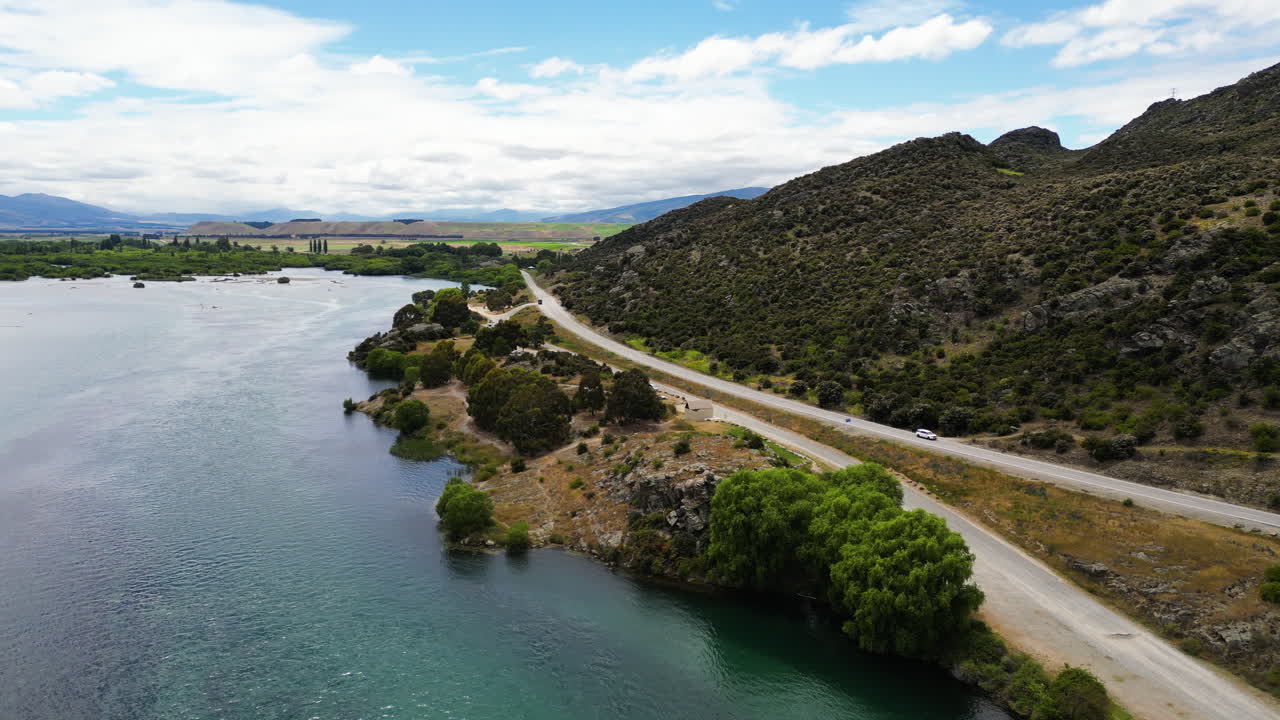 coches circulando por la carretera estatal 8 de nueva zelanda junto al río clutha, vista aérea