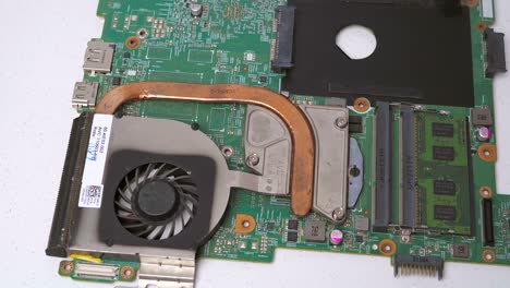 Laptop-Komponenten-Motherboard-Reinigung-Mit-Bürste-Für-Laptop-Montage,-Nahaufnahme-Von-Teilen-Von-Hand