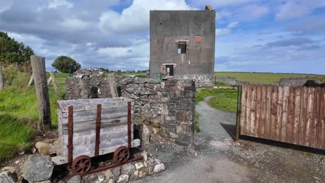 edificio industrial histórico tankardstown costa del cobre waterford irlanda con carrito de las minas atracción turística en un pintoresco paseo costero