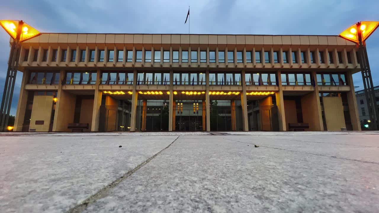 리투아니아에서 일몰에 조명 빌뉴스 seimas 의회의 전면 보기