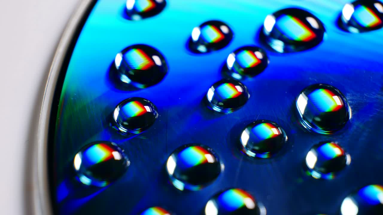 чудесный мир физики. интерференция и дифракция. капли воды близко с эффектом радуги. белый свет делится на компоненты