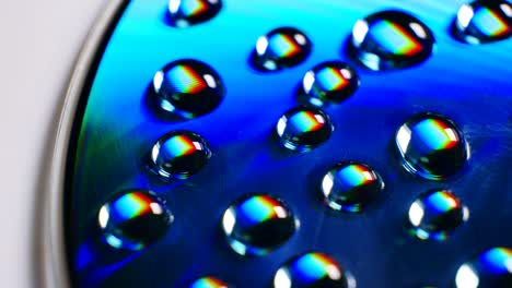 maravilloso mundo de la física. interferencia y difracción. gotas de agua cerca con efecto arco iris. la luz blanca se divide en componentes