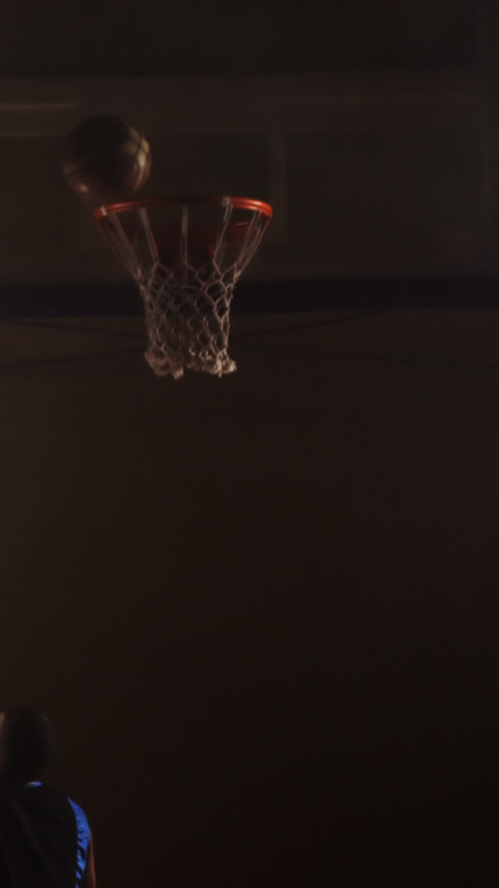 deportistas jugando al baloncesto