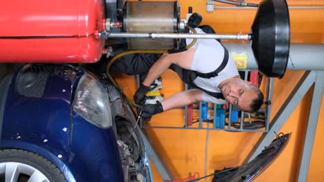 mecánico trabajando en un coche en un garaje