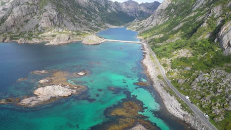 Playa-De-Rorvikstranda-En-La-Isla-De-Lofoten,-Noruega,-Escandinavia---Revelación-Aérea