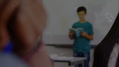 animación de ecuaciones matemáticas sobre escolares en el aula