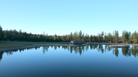 Drone-shot-of-private-residences-on-a-manmade-pond-in-Bend,-Oregon