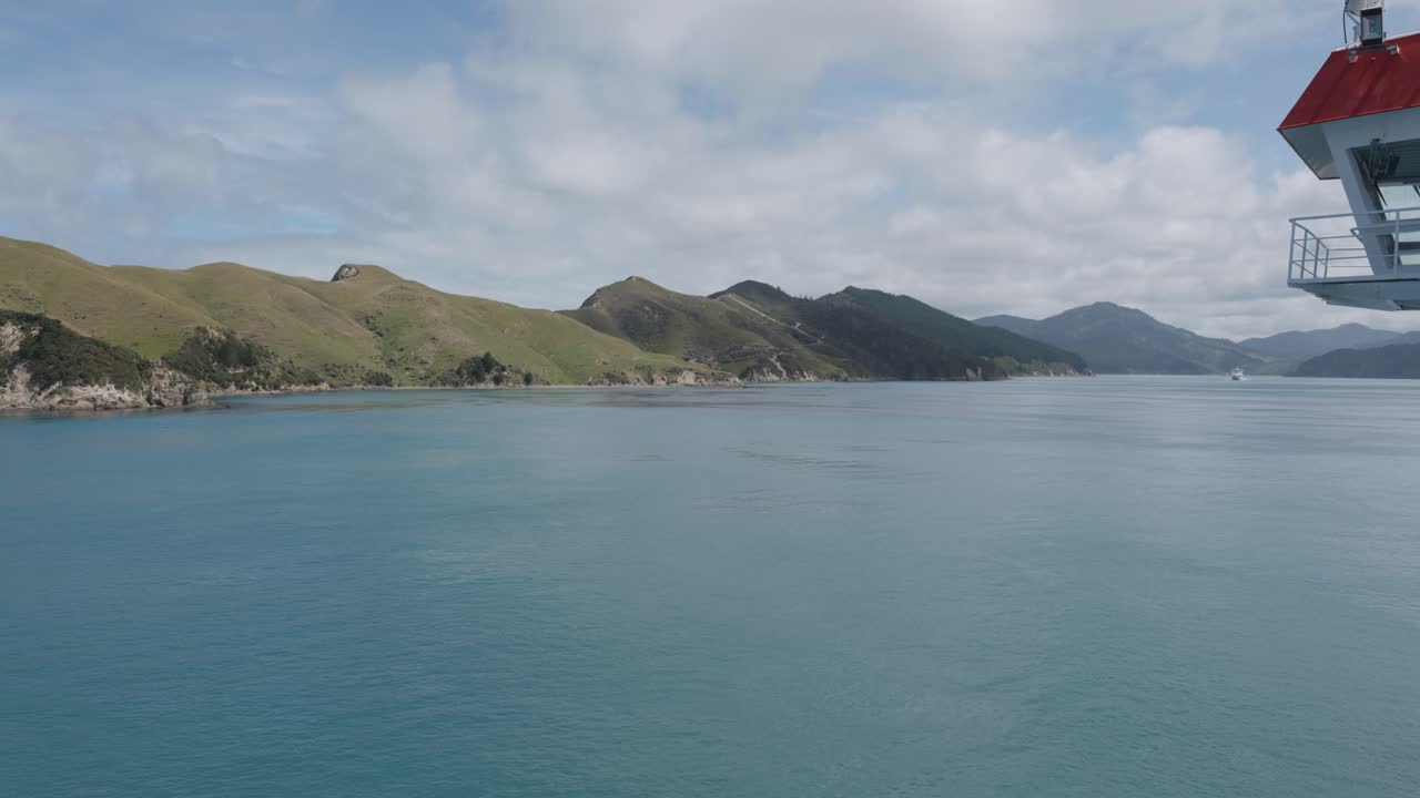 여름의 은 날에 항해하는 페리 선박에서  해협의 전망