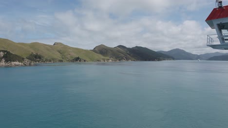 Vista-Del-Estrecho-De-Cook-Desde-El-Ferry-Que-Navega-En-Un-Día-Soleado-De-Verano-En-Nueva-Zelanda