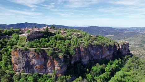 Una-Vista-Aérea-Del-Pueblo-De-Siurana-En-Un-Día-Soleado.