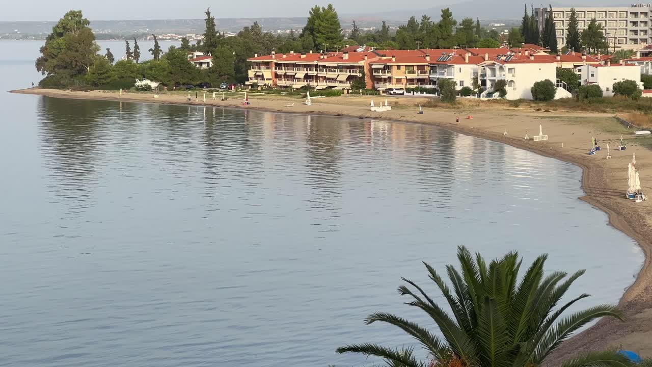 maravilla escénica de la playa de gerakini, yerakini, halkidiki, grecia, capturada en 4k durante el día