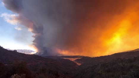 Bemerkenswerter-Zeitraffer-Des-Riesigen-Thomas-feuers,-Das-In-Den-Hügeln-Von-Ventura-County-über-Ojai-Kalifornien-Brennt-5