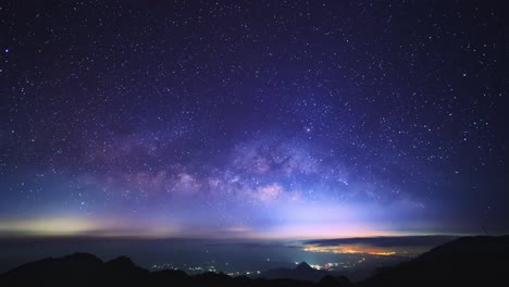 깊은 파란 하늘에 무수히 많은 별이 있는 도시에서 아름다운 밤.