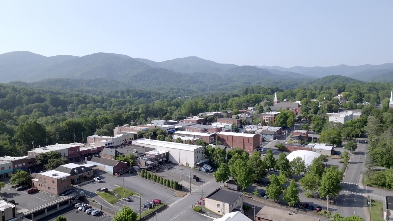 Centro di Waynesville, Carolina del Nord, con video drone in ascesa.