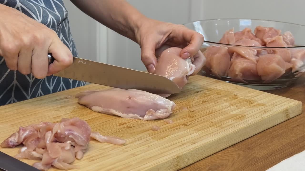 preparación de pollo para cocinar