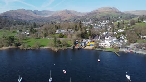 Vista-Aérea-Del-Hermoso-Pueblo-De-Ambleside-Con-El-Lago-Windermere-En-Primer-Plano-Y-La-Herradura-De-Fairfield-En-El-Fondo---Distrito-De-Los-Lagos,-Reino-Unido