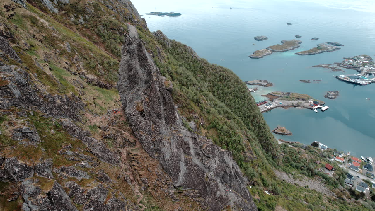 vista aérea en órbita sobre el pináculo rocoso de svolvaergeita donde la gente practica la escalada