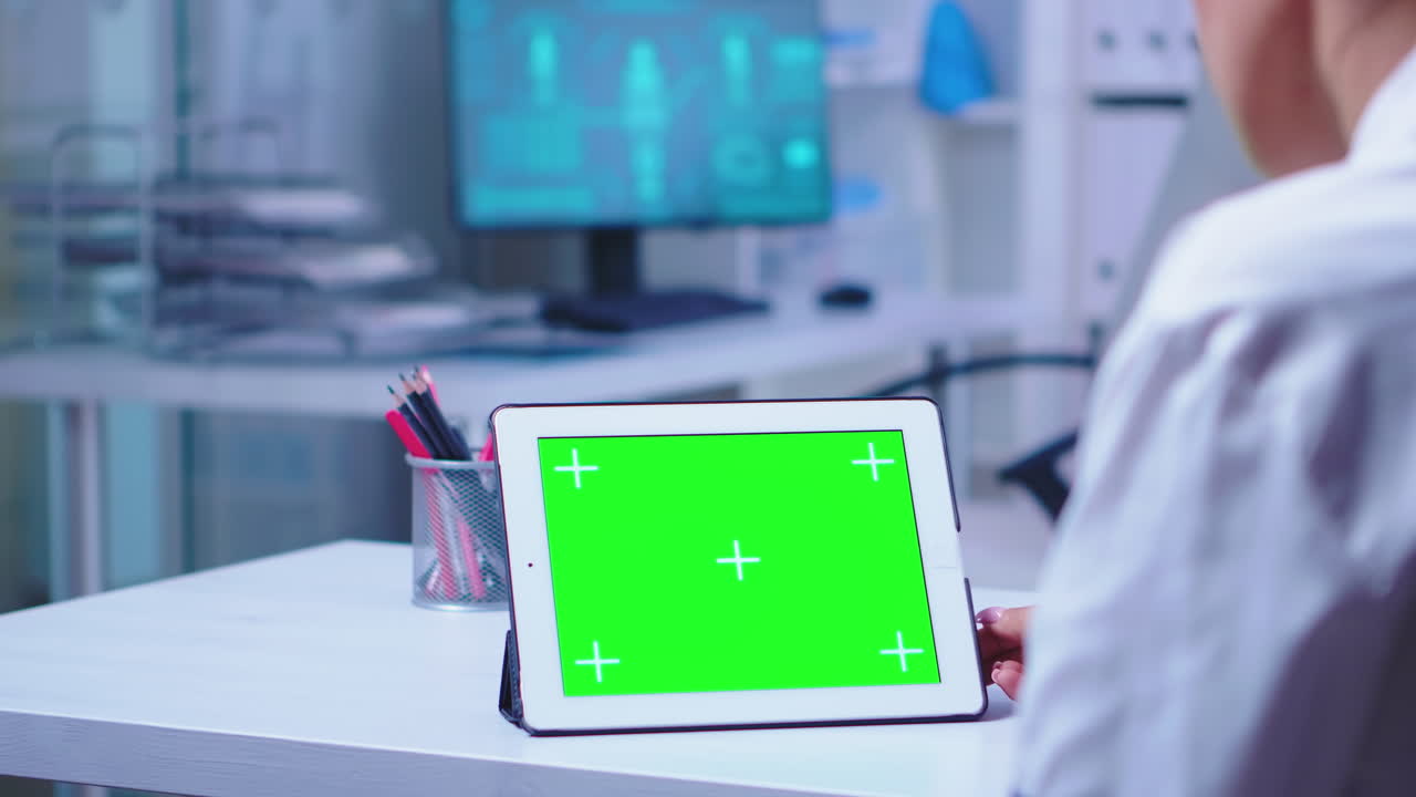 fotógrafo profesional sentado en su escritorio