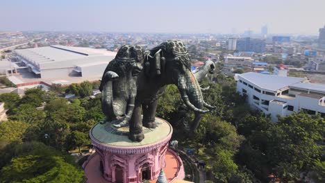 museo aéreo de erawan de 4k en la carretera, bts skytrain pasa por un puente en la provincia de samut prakan, tailandia