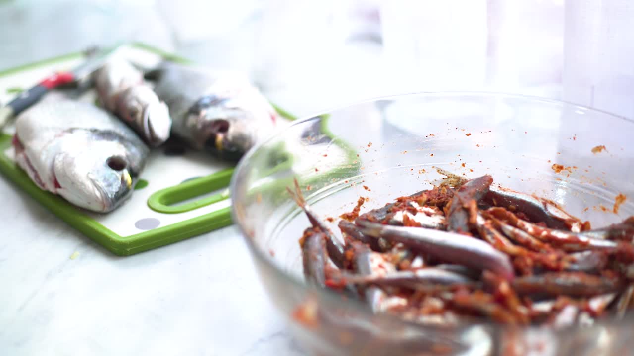 토마 소스 에 있는 사르딘 과 함께 작업판 에 있는 바다 브레임 과 위팅