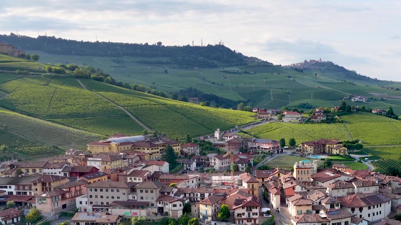 Luftfoto af italiensk landsby og vinmarker i Piemonte-bakkerne