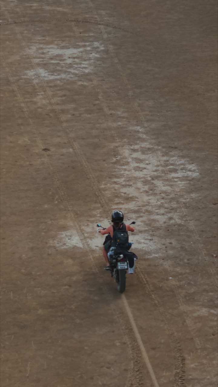 Motociclista su una strada sterrata