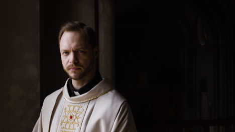 hombre católico en la iglesia