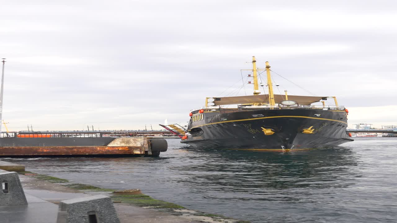 이스탄불 항구의 페리