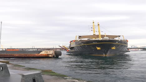 fähre im hafen von istanbul