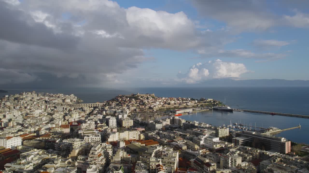 Kavala, Grecia. Ripresa a carrello con drone, veduta panoramica della Città Vecchia di Panagia e del Mar Egeo.