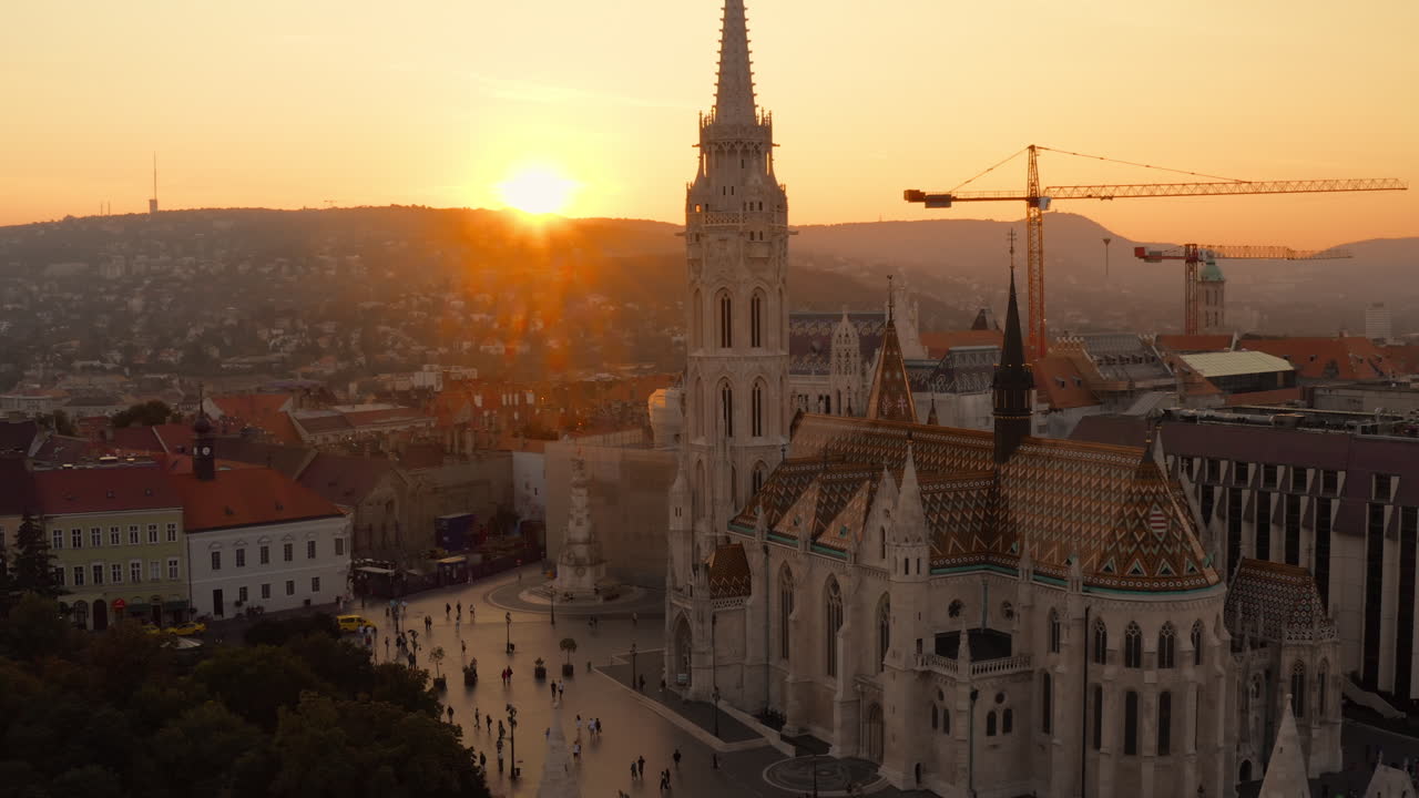 vista panorámica de la iglesia de matías durante la puesta del sol