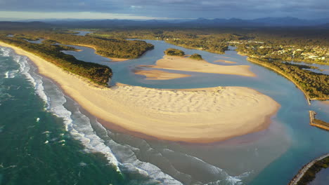 Gran-Tiro-Giratorio-De-Drones-De-La-Playa-De-Crianza,-El-Río-Nambucca-Y-El-Océano-En-Nambucca-Heads-Nueva-Gales-Del-Sur-Australia