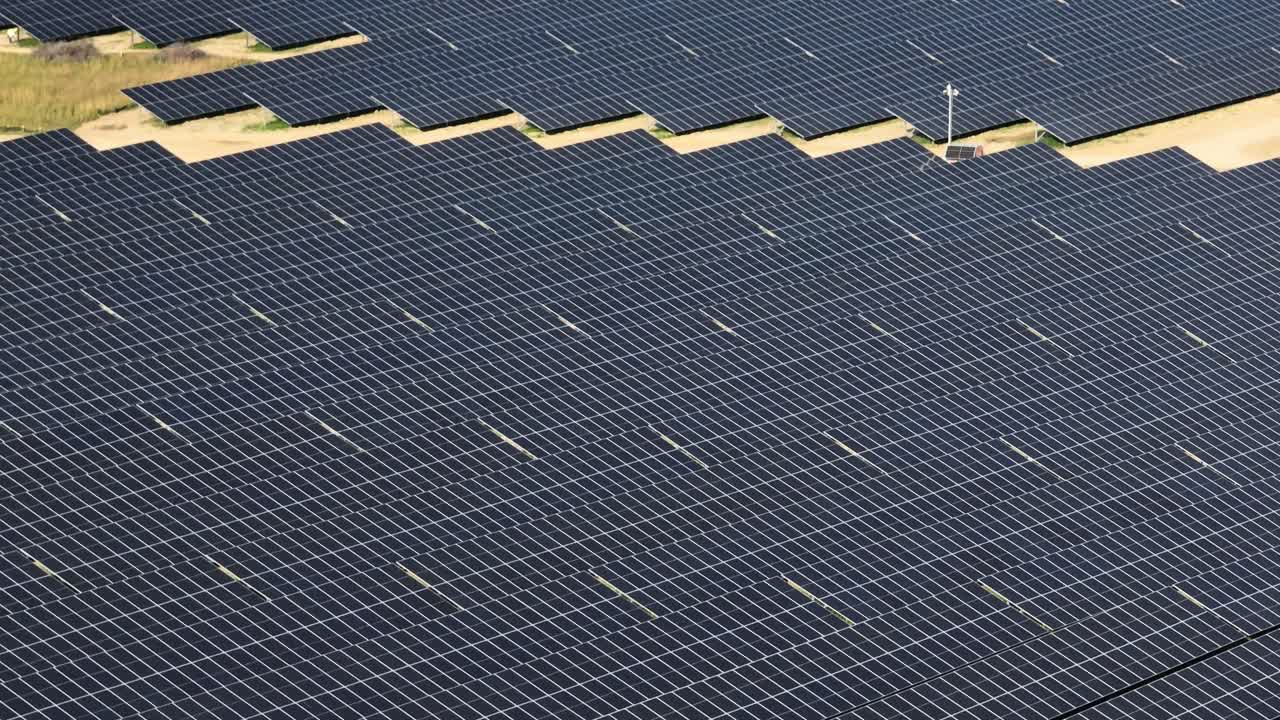 turbine eoliche e parchi di pannelli solari fotovoltaici per la produzione di energia rinnovabile pronti per l'agenda 2030
