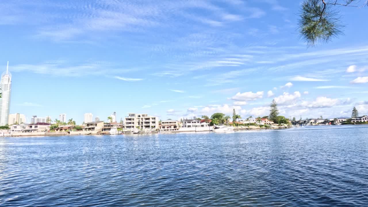 el horizonte de la ciudad a través de una costa tranquila