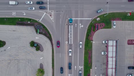 conductor de camión cisterna de combustible azul esperando el verde en el semáforo para girar a la izquierda en townline rd vernon hills, illinois estados unidos - conducción de semi pista en carreteras públicas