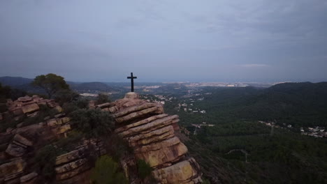 cruz de la cima de la montaña con vista panorámica