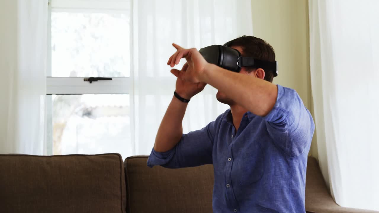 hombre discapacitado usando auriculares de realidad virtual en el sofá 4k