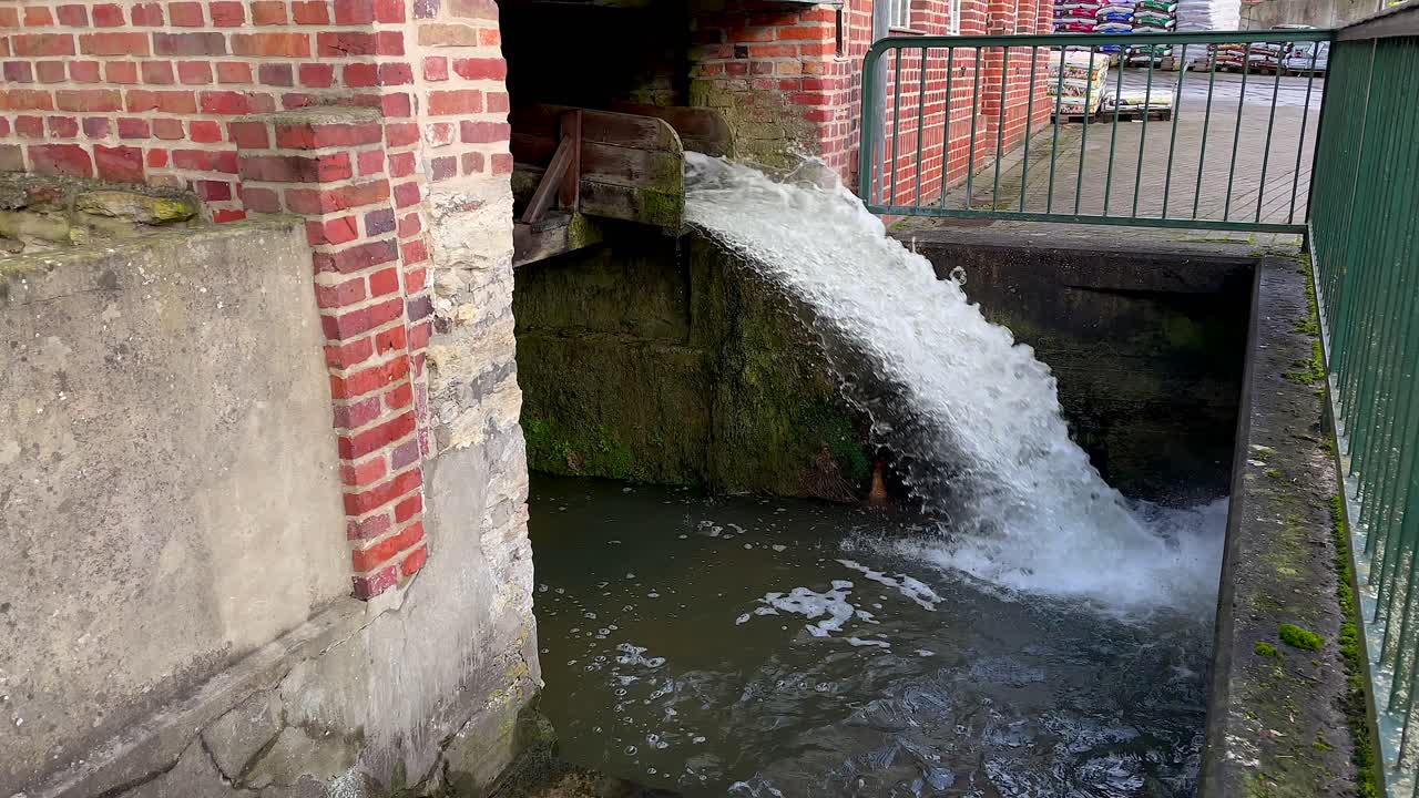 agua que fluye cayendo desde el canal de la montaña aterrizando en el túnel de alcantarillado