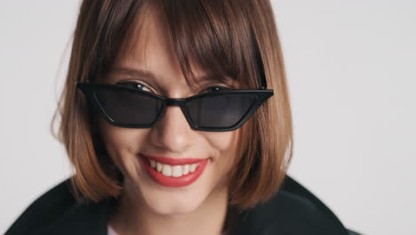 Woman-with-red-lips-and-black-sunglasses