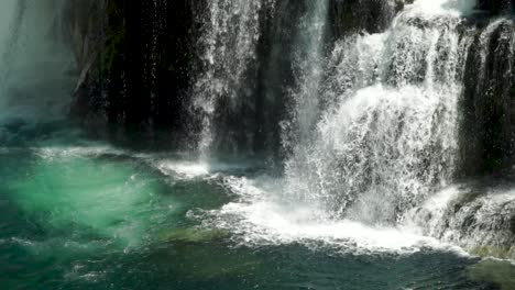 Cámara-Lenta-Por-El-Fondo-De-La-Hermosa-Cascada-Inferior-De-Lewis