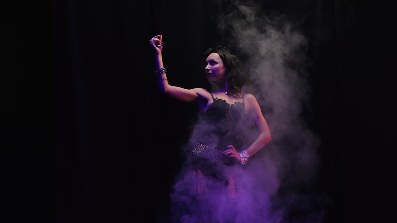 mujer bailando en el humo