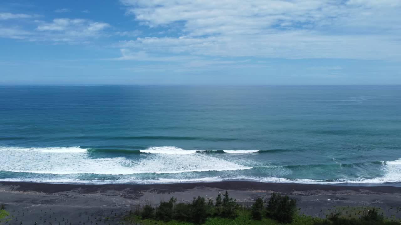 Vista aerea di bellissime onde del mare, mare stupendo.