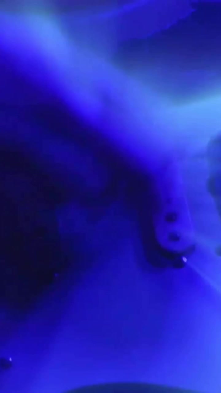 Chitarrista che suona la chitarra elettrica, animazione di luce blu sulle mani e sullo strumento del musicista