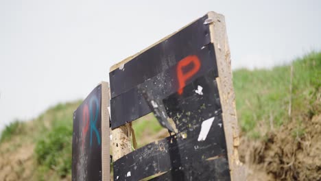 pieza de madera de la pared del objetivo roto revoloteando en el viento en el campo de tiro de olesko