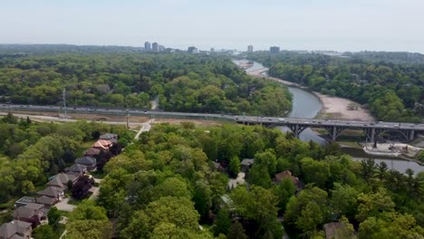 Toma-Aérea-Volando-Hacia-Un-Puente-Para-El-Qew-Cerca-Del-Lago-Ontario-En-Mississauga