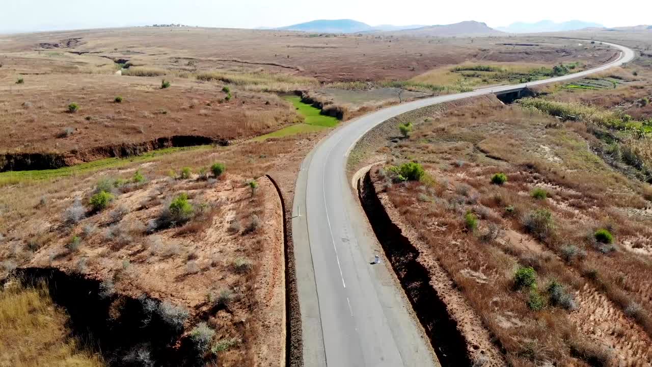 Furgone che viaggia lungo una strada panoramica nella campagna del Madagascar.
