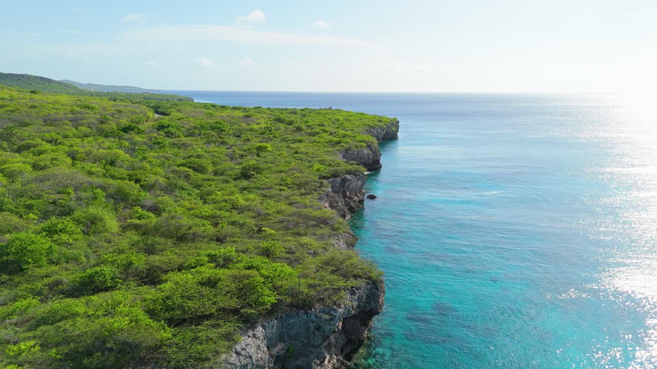 Scogliera frastagliata a picco di un'isola caraibica tropicale vicino a Westpunt, Grote Knip, Curaçao.