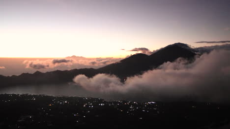 Timelapse:-Nubes-Rodando-Por-El-Valle-Y-Bloqueando-La-Vista-De-La-Montaña-Al-Amanecer