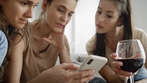 Vídeo-De-Tres-Amigos-Leyendo-Un-Mensaje-En-Un-Teléfono-Móvil