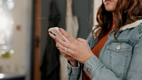 mujer usando un teléfono inteligente en una cocina
